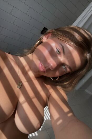 Full leaked Ariana white page private onlyfans photo