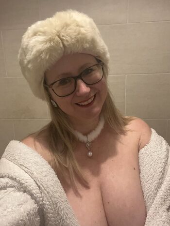 Bustyblondmombshell