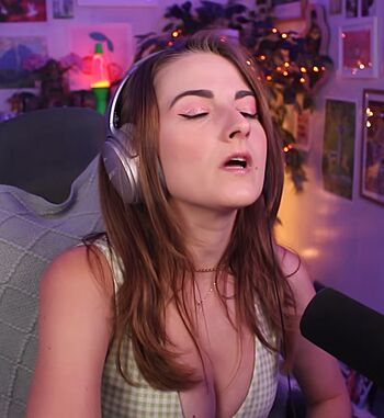 Caitlin Marie Reacts