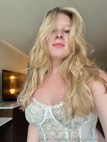 Curvy_Krysta