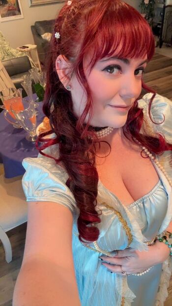 Curvyredgoddess