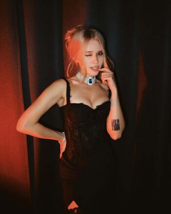 DEAD BLONDE
