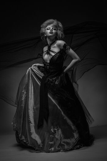 Eva Lee Model