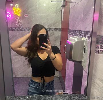 fitwifenextdoor