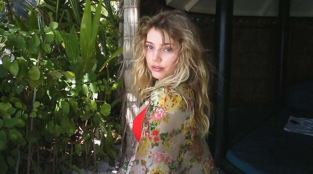 Grace Van Dien