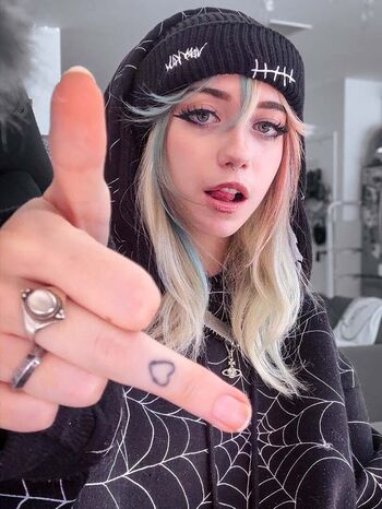 Full leaked Iluvmeww private onlyfans photo