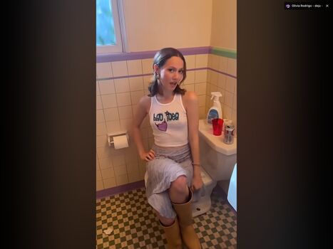 Iris Apatow