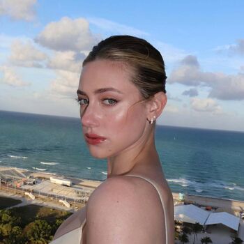 Lili Reinhart