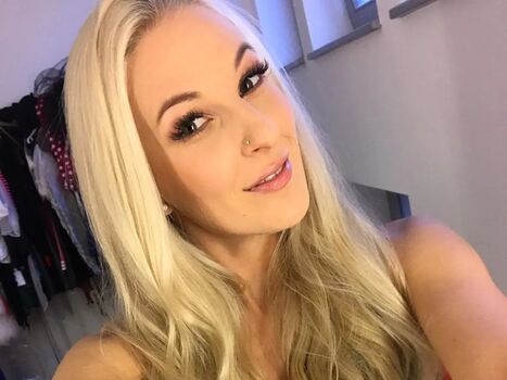 Full leaked Maviepearl private onlyfans photo