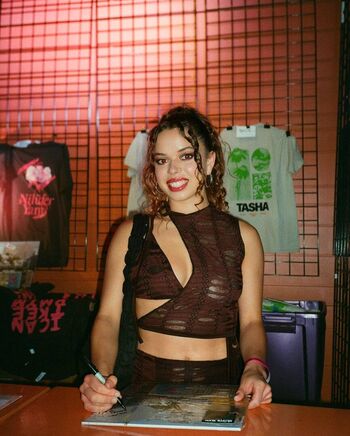 Full leaked Nilufer yanya private onlyfans photo