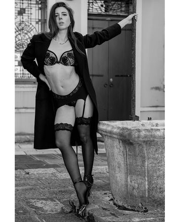 ninamissfit.model
