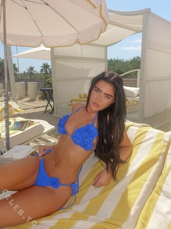 Full leaked Roxanarosuu private onlyfans photo