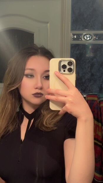 Full leaked Carmela clutch/ private onlyfans photo