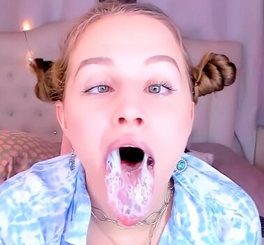 Full leaked Kanary/ private onlyfans photo