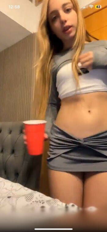 Full leaked Bella bare/ private onlyfans photo