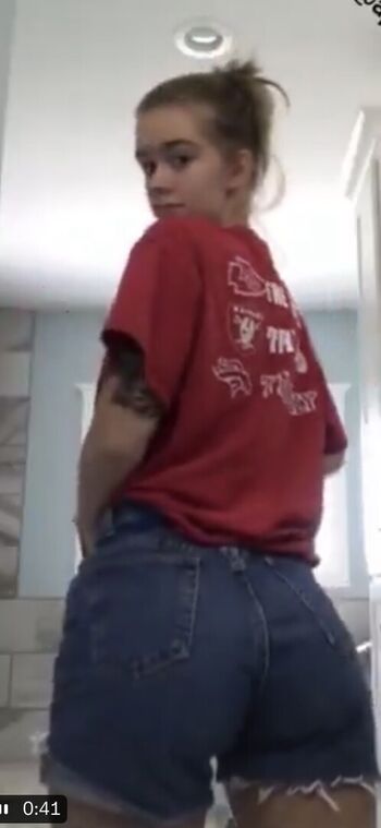 Full leaked Em louise/ private onlyfans photo