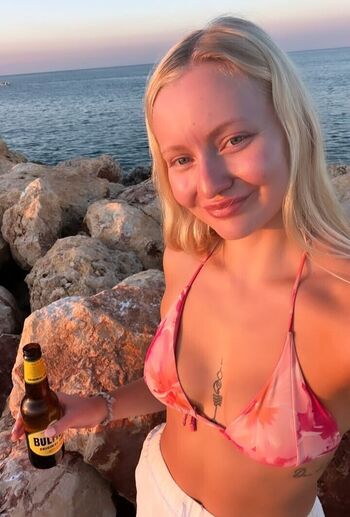 Full leaked Kaylawhitby/ private onlyfans photo